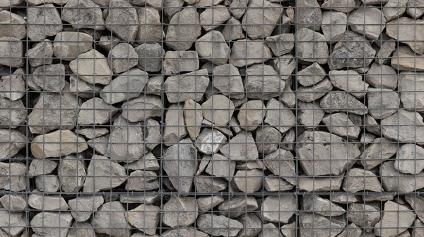 Mur de soutènement en gabions métalliques remplis de pierres calcaires grises