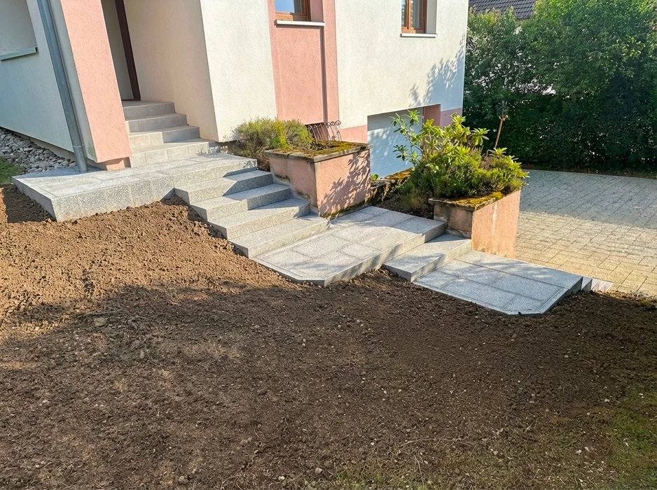Aménagement extérieur en cours de réalisation devant une maison