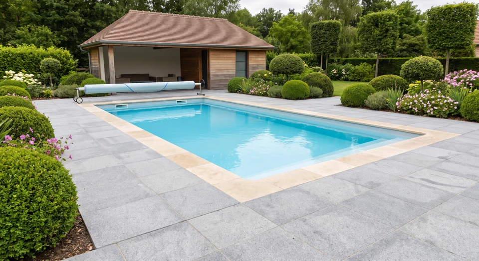 Jardin paysager extérieur avec bordure florale colorée longeant une pelouse bien entretenue