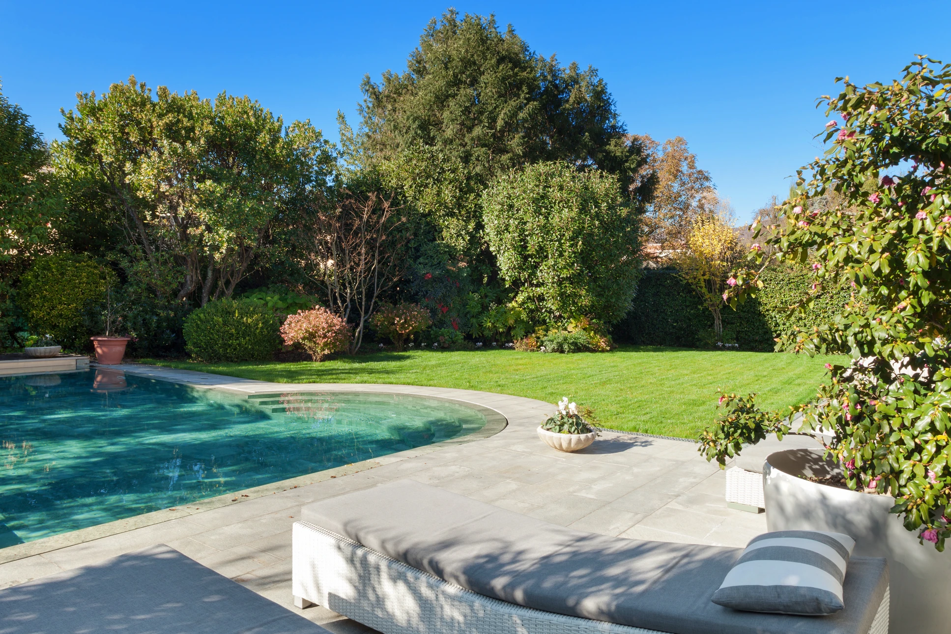 Aménagement paysager extérieur d'un jardin en pente