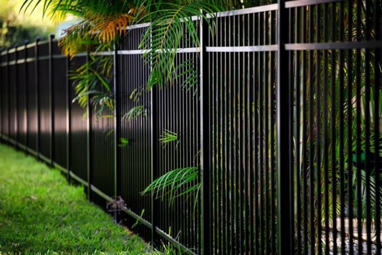 Comment réussir l'installation de votre clôture à Bourguignon ?