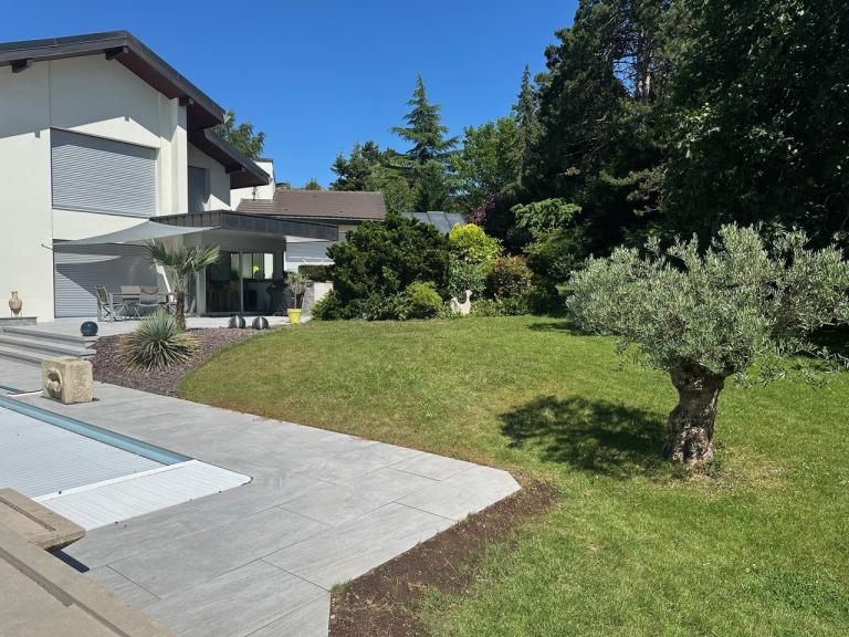 Professionnels et particuliers à Montbéliard, Audincourt ou Pont-de-Roide : boostez vos extérieurs avec une terrasse design